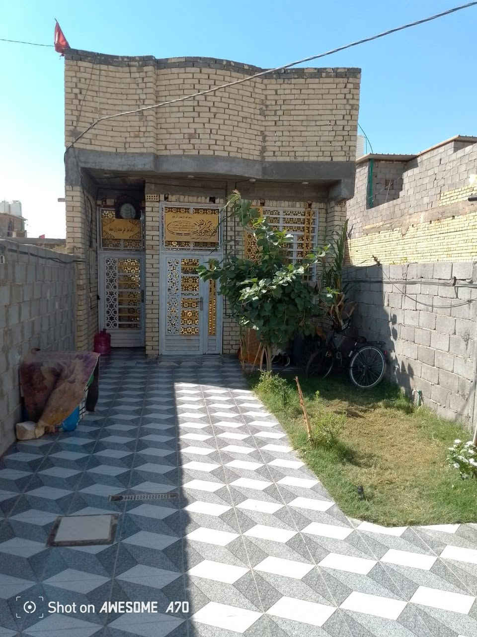 السلام عليكم الدار للبيع مساحة 180 متر قرب الامام عون المنطقة تبليط جديد قرب شارع كربلاء بغداد عمود /246/ البيت سند (25) للستفسار على رقم ***********
