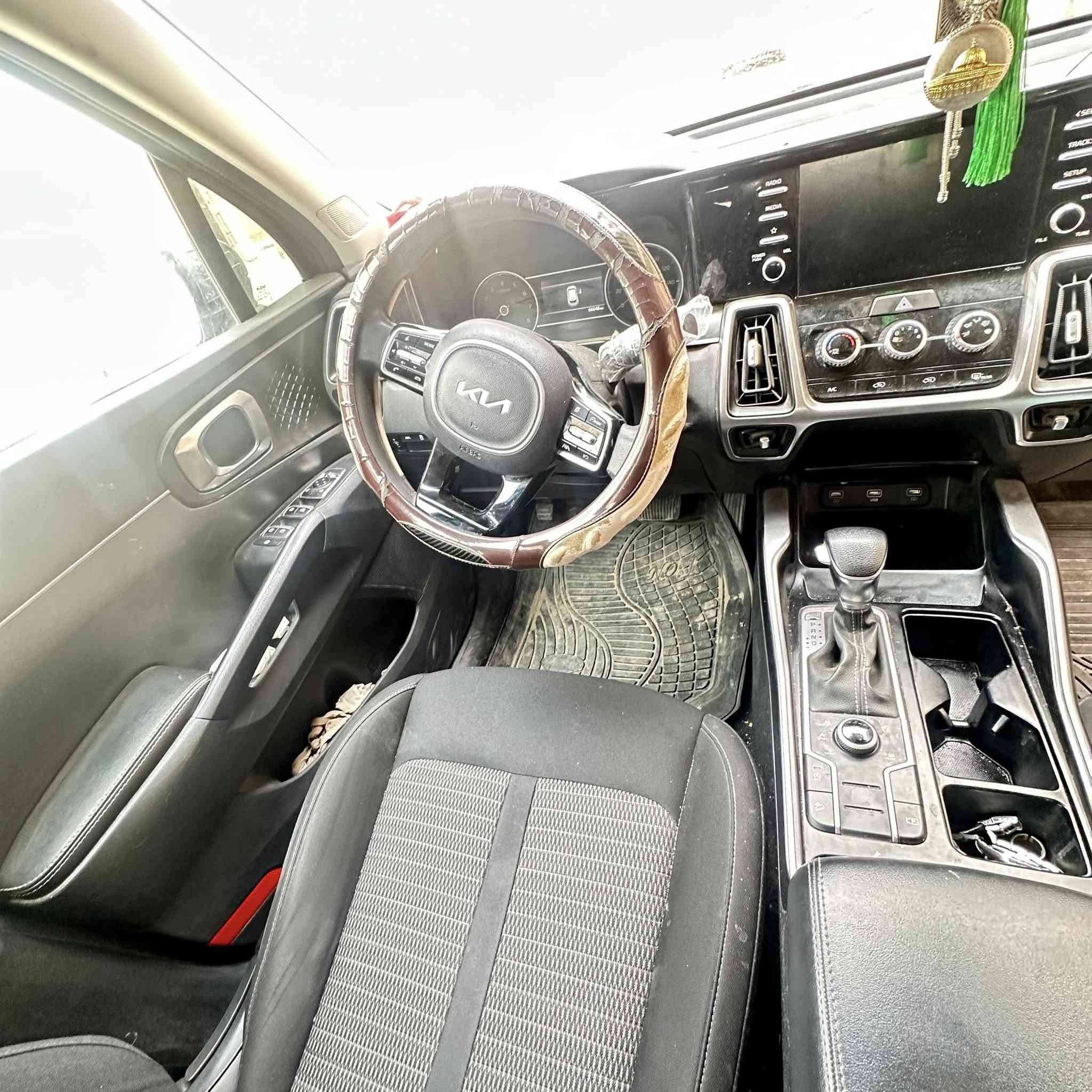 سورنتو 2022 امريكي
رقم بغداد الجديد بسمي
حادثها جنطه فقط صبغ 
الباقي كفالة وبارد بسيط بداية البنيد
 فور ويل AWD
 5وضعيات قيادة
نضام نزول منحدرات 
اوتو ستوب
قياده ذاتيه 
مثبت سرعه
حفاظ على المسار
رادار أمامي 
وبعد مواصفات السورنتو المعروفه
كار بلي واندرويد اوتو  
شاشة كبيرة 
كاميرا دواره
حساسات خلفيه
السياره مسويلها ادامه كامله 
تخم تاير جديد 
سعر السيارة 238
مكان السياره كربلاء
 واتساب ***********
***********
