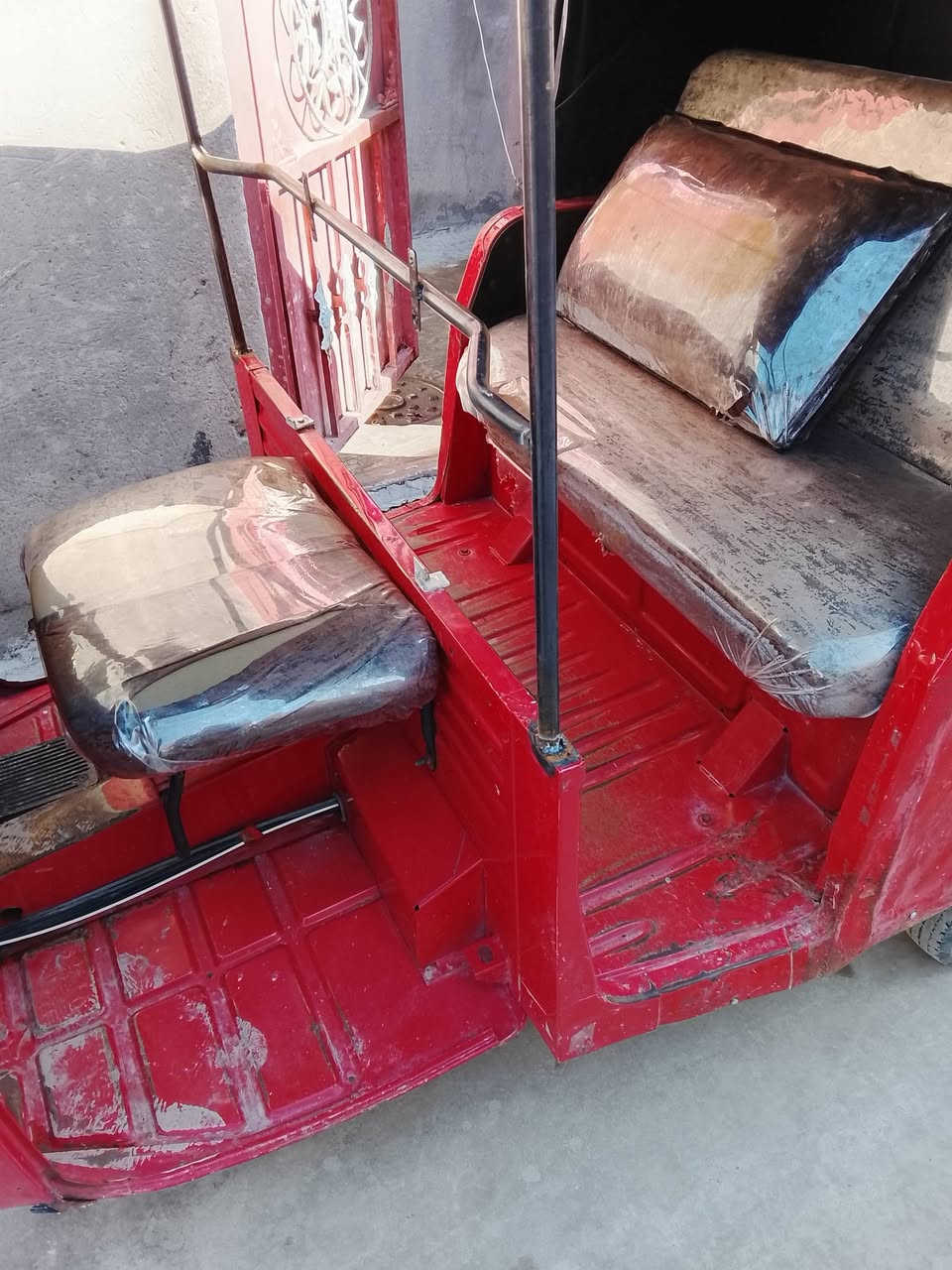 بياجو موديل ٢٠١٨ مابيها اي شي بس تنزل دهن قليل كل شي بيها شغال شغلها و تشوفها سعرها ١٨٠٠ مكاني بغداد 
رقم. ***********
