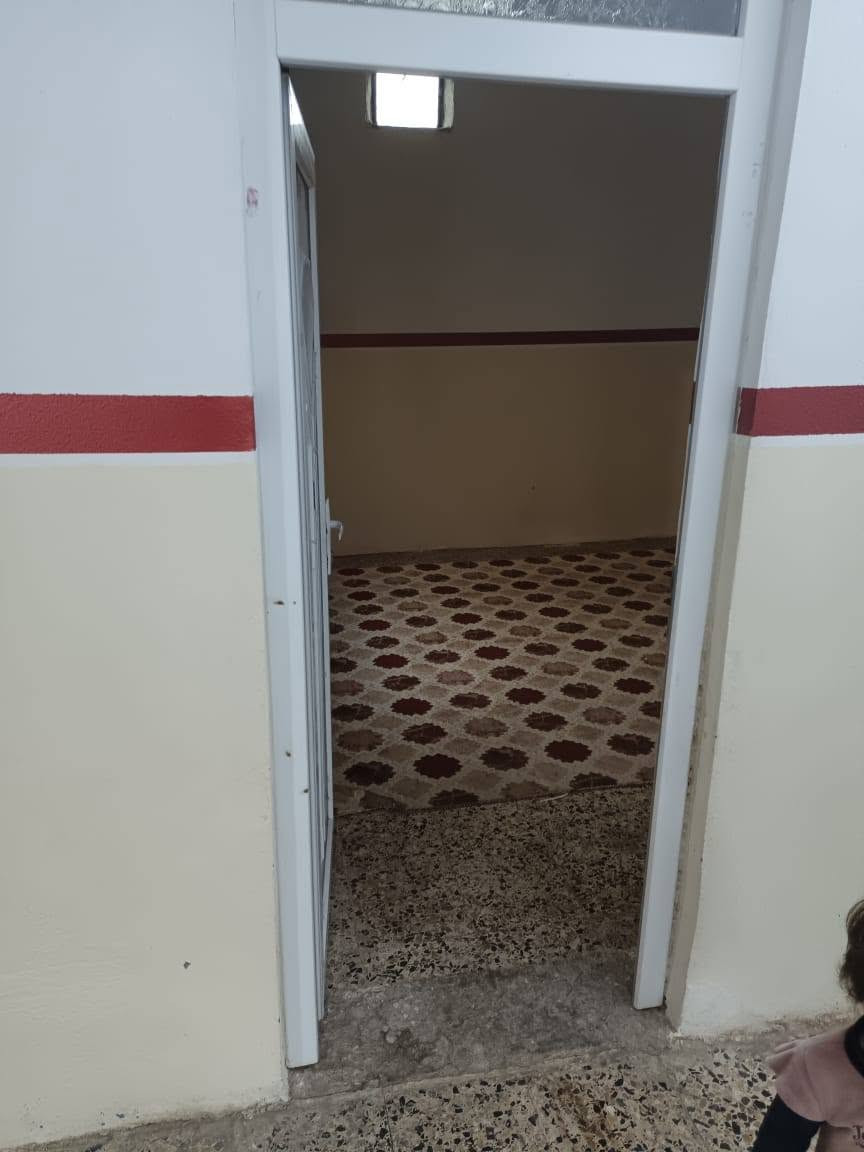 بيت للبيع بمنطقة دار المعلمين مقابيل مصطوصف الصدر مساحة الدار ٢٣٠ يتكون الدار من استقبال وغرفتين للنوم ومطبخ وصحيات الدار مسحوب عليه قرض يعني سند طابو ويتسسدد القرض روتينيأ الشارع صب جديد و ماء فول ويبعد عن الشارع الرئيسي ١٥٠ متر
السعر ٢٠ مليون وبيها مجال 
للاستفسار ***********
               ***********
