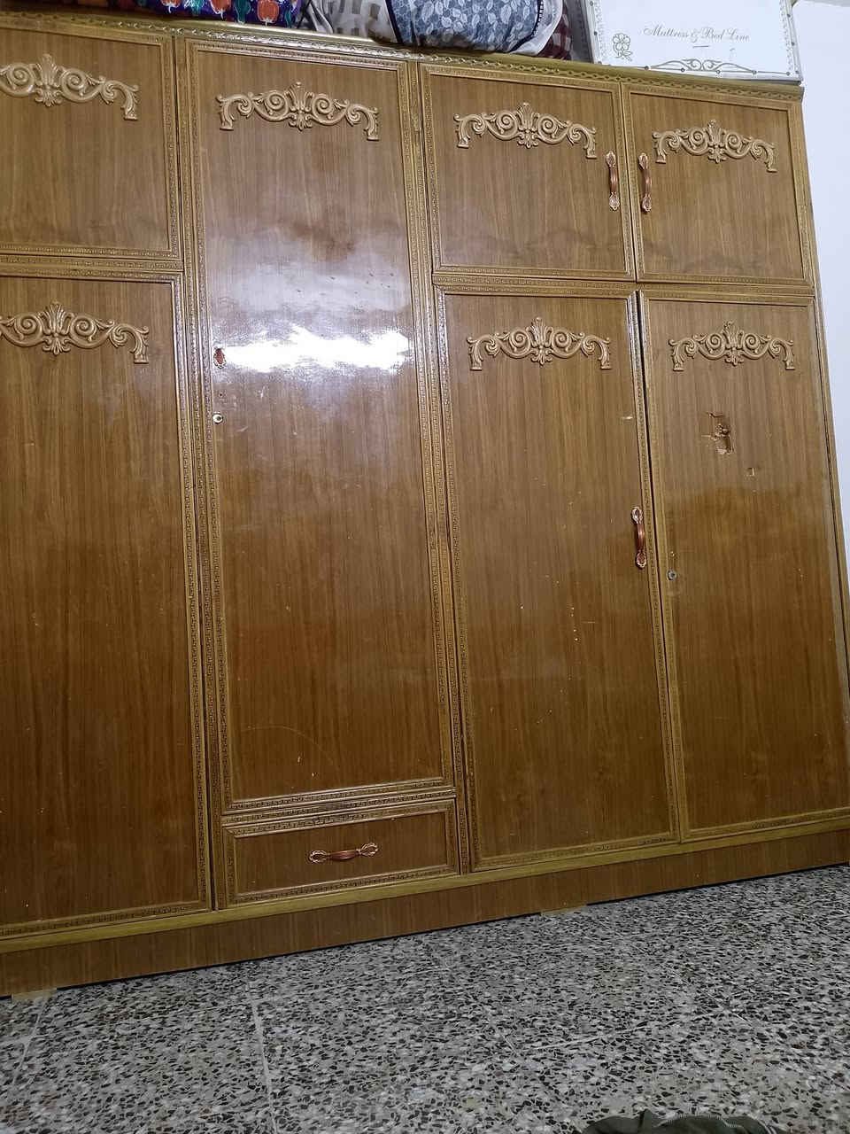 السلام عليكم كنتور وميز توليت للبيع الضرر الباب كسر بسيط وجامه ميز توليت السعر350 وبي مجال بسيط مكان بغداد  رقم استفسار ‏‪***********‬‏
