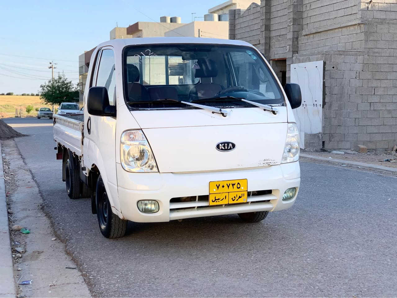 کیا بار  ٢٧٠٠
مۆدێل ٢٠١٠ 
گێڕ و مەکینەو پەمپ بە شەرت
جەمپێ خەفیف پێشی هەیە
تحویل و غەرامە و زەریبەی بە شەرت
بێ مەسروف و تەقە و ڕەقەیە
سعری ٩٥  و مەجالێ کەم
ناونیشان هەولێر بنەسڵاوە
مۆبایل   ***********
………………………………….

کیا حمل ٢٧٠٠
مودیل ٢٠١٠
کیر و محرک و بمب شرط
تحول و غرامة و ضريبة شرط
ضربة خفيفة من قدام
بدون مصروف و صدرها جديد 
سعرها ٩٥ و مجال بسيط 
عنوان أربيل بنصلاوه 
الاستفسار *********** واتساب أربيل, العراق
