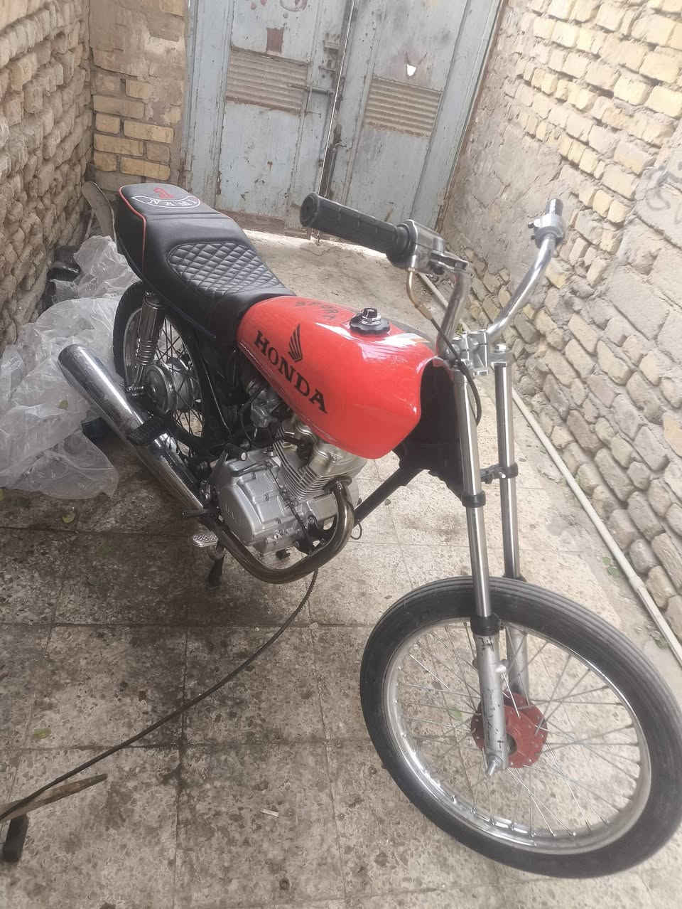 دراجه للبيع بدون وراق مبدل. بيه بس بوشه دراجه جديده ٥٥٠ وبيه مجال حك جيه ***********
