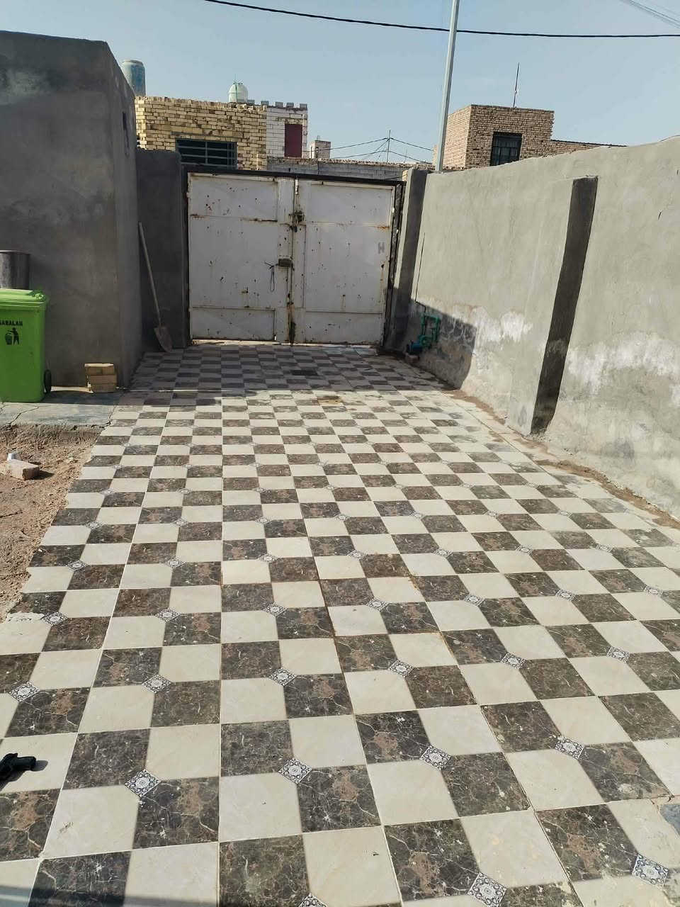 سلام عليكم بيت مساحة 200 متر 10*20 حي الامين بشارع السادة الفؤاديين كافة الخدمات ماء ومجاري وكهرباء وتبليط سعره 37 مع الاثاث بيع مستعجل 
 
علما تأسيس ماء ومجاري وكهرباء كله جديد وبناء مجمع صحيات جديد 
***********
