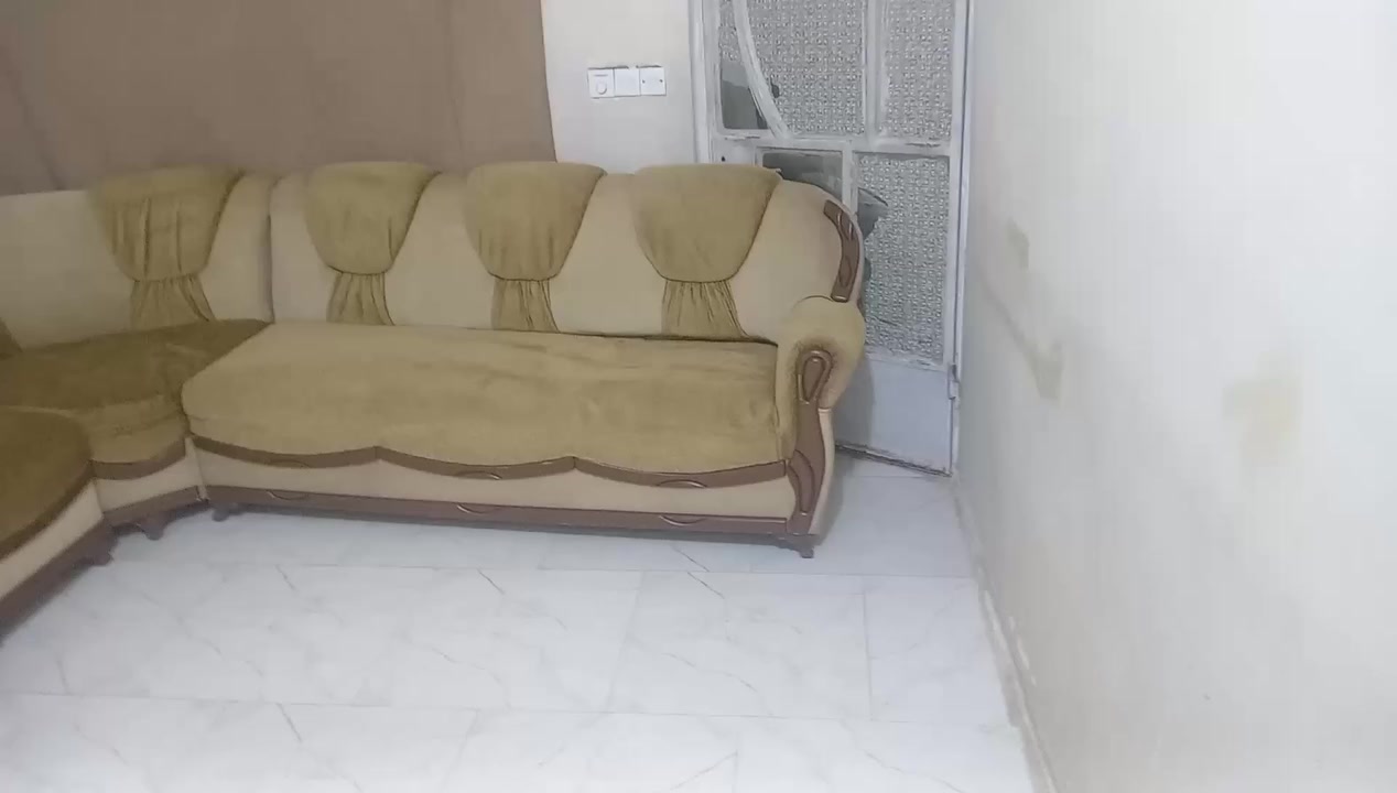 السلام عليكم ورحمه الله وبركاته تخم نظيف للبيع عشر مقاعد سعرها 200,000 وبي مجال شيء بسيط العنوان بغداد النهروان شارع المستشفى رقم التليفون ***********
