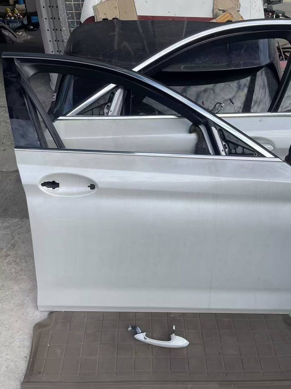 قطعة أصلية لعشاق التميز - BMW
قطعة أصلية لعشاق التميز - BMW
للبيع باب أمامي BMW (جهة السائق/الراكب حسب المتوفر) بحالة ممتازة جداً، القطعة أصلية وجاهزة للتركيب.
• اللون: صدفي ملكي (White Pearl) - صبغ الشركة الأصلي.
• الموديل: متوافق مع الفئات الحديثة (—BMW 530i G30 / 5 Series).
• الحالة: نظافة عالية جداً، خالي من الضربات القوية، مع المقبض الخارجي.
💰 السعر:
600$ دولار (قفل) ### 📞 للاستفسار والتواصل:
يرجى الاتصال على الرقم: ***********
أو المراسلة عبر الخاص (Direct Message).
