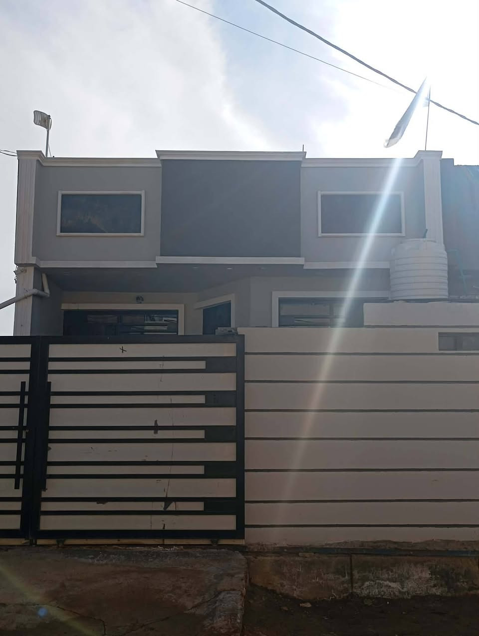 السلام عليكم ورحمه الله وبركاته بيت لبيع مساحه 125 بناء حديث قبل 6اشهر  حي ذويب الثاني  قريب على الكنطره للاستفسار ***********
