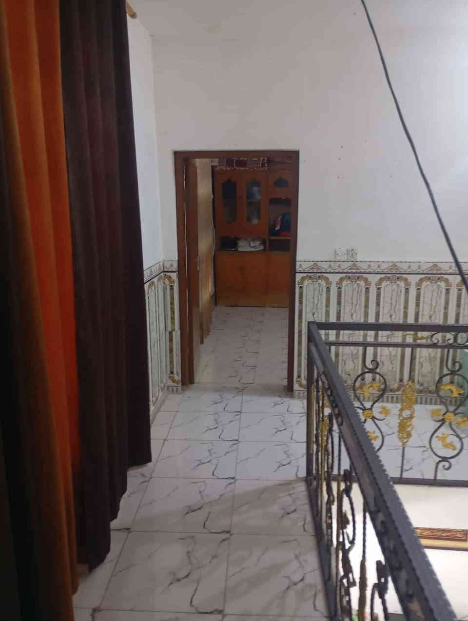 الدار للبيع المساحه 100 م طابو زراعي سند 25 العنوان زوير الغربي على شارع الكفائات الرابط طريق كربلاء مع شارع الشط الواجه 10م النزال نزال 10م يحتوي غرف نوم عدد 2 هول وصاله ومطبخ صحيات داخليه وخارجيه بأسم أبو الكاع الشارع عرضه 10م يوجد برينه للسبتتنك ميتعبك بالسحب السعر 90 مليون 
علماً البيت حديث 7 سنوات عمر البناء
سجل 50
***********
رقم صاحب الدار
