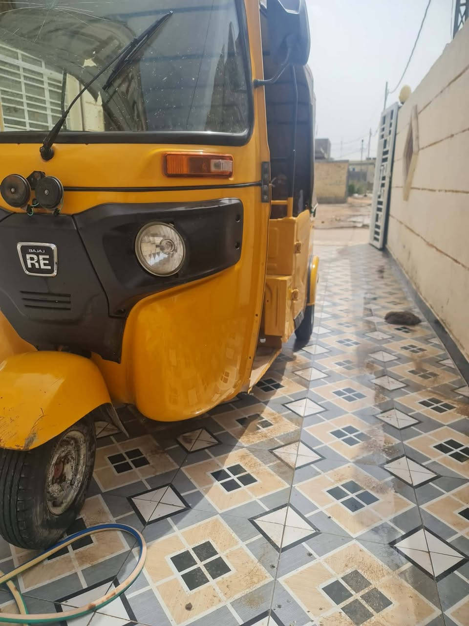 تكتك للبيع الموديل 22 اورق اصولي وياك لترقيم كفالة عامة كشر ومحرك   ذا تجي واشوف بيهة بارد كروتك علية  بية بس الدوس بداية خياس وحاط الهن شحم مكاني بالقاسم السعر 7400.وبية مجال بسيط حك الجية ***********
