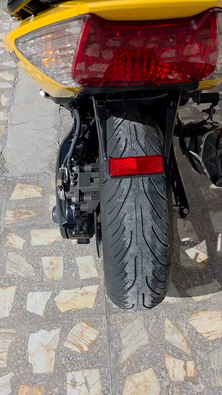 ‏السلام عليكم  2011 YAMAHA TMAX    
‏​⚙️ المحرك: 500CC
‏​🎨 اللون: اصفر مـمـيـز ❄️.  
‏ماشية 21 الف وبل يابان ماشية 18الف  
‏وياهة 3سيوجات سكيورتي 
‏مزودة من اليابان🇯🇵.
‏صالنصة رياضي ✅
‏وستيرن رياضي ✅
‏وتجوة اصلية ✅
‏وتدفئة بل يدات✅
‏وقاعدة موبايل اصلية ✅
‏الدراجة ورقة المزاد مالتهة وصور اليابان وتقريرهة  مالتهة موجود  الدراجة نازلة من معرض كلشي وكلاشي   
‏ 🛠️ الدراجة: مكفولة من كلشي   
‏​​📍 الـمـكـان: بـغـداد : الشعب
‏📱 لـلـتـواصـل والإسـتـفـسـار:📞 (‪***********‬) 
‏
