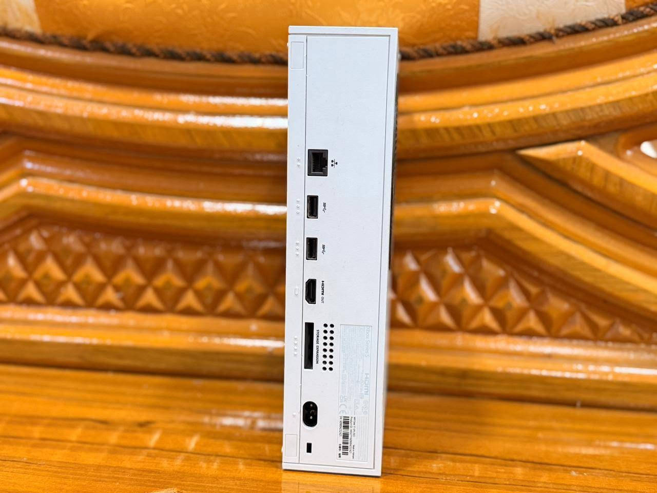 جهاز اكس بوكس سيريس اس 512gb مع الكرتون
وياه يدة كيم سير كير مغناطيسي
الجهاز ما مفتوح ونضيف بس بيه ضربة خفيفة على الحافة
السعر 400 الف قفل 
*كرتون اليد موجود هم
العنوان البصرة التنومة


**إذا كنت صاحب هذا الإعلان وتريد حذفه لأي سبب، رجاءا أرسل رسالة إلى الدعم الفني**