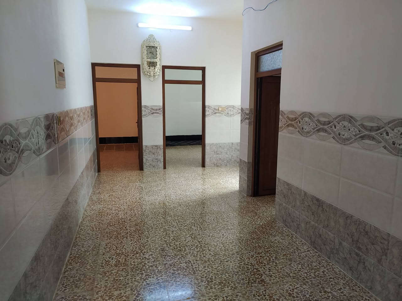 دار للبيع للبيع حي الشيماء  جمعية الحدباء مساحه الدار 220م واجهه 11 طابق واحد بناء 2021 ثلاث غرف واستقبال ومطبخ حار ومطبخ بارد وحمام ومرافق 2 داخلي وخارجي وكراج وحديقه سعر الدار 105000000 مليون للاستفسار ***********
