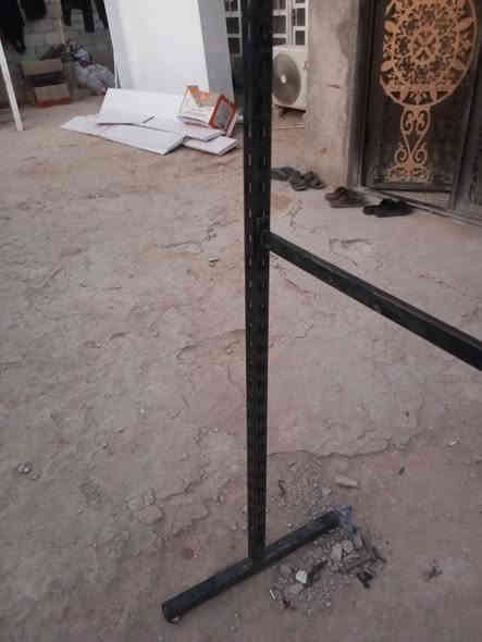 ستاند للبيع العرض متر و55 يعني متر ونص و5 س.     والارتفاع مترين 23 س.      سعر 60 وبي مجال جديد كلش.   

***********
