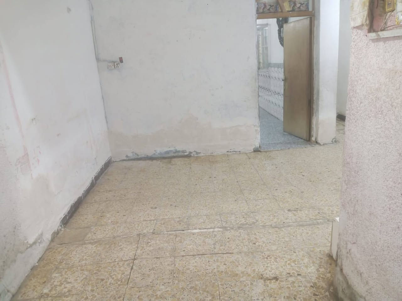 سلام عليكم عندي بيت 100لامين الثانيه شارع الكهرباء   طابو بل سده جديده كافه خدمات متوفره حتا سحب موجود نت موجود بس تدفع اشتراك اجار مناسب مع حديقه 250متر تانكي ابو الف عدد2 كيزر عدد2 اتصل ***********
