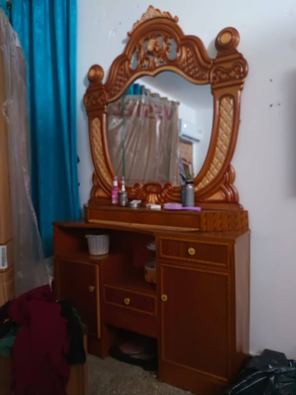 غرفة نوم للبيع سعره ٣٠٠ ألف التواصل على الرقم ***********
