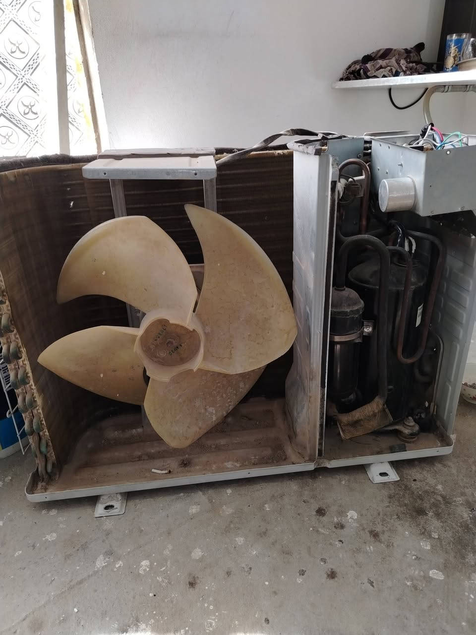 قطعة خارجية نضيفه للبيع نوع الريان غاز R22
الكمبريسر لاطش ***********
