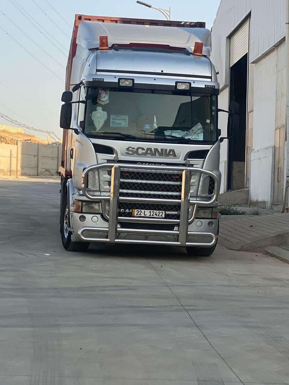 السلام عليكم سيارة للبيع سكانيه موديل 2011 رقم اربيل حجم (440) + عربانه اوربيه 3 محاور مربوطه وراها سنوية منتهيه للاستفسار(***********) مكان السياره بصره اني مكلف بل نشر
