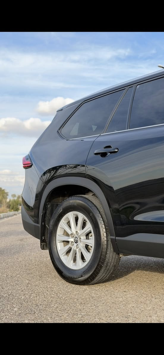 Toyota Grand highlander 2024 
.
XLE - AWD - hybrid 
ماشیە ٣٥ الف مایل
.
• المحرك: 4 سلندر، سعة 2.5 لتر (هايبرد).
• القوة: 245 حصان.
• نظام الدفع: دفع رباعي (دبل اكسل / AWD)

أنماط قيادة متعددة (Sport - Eco - Normal).
بانوراما 
3 صفوف من المقاعد (تتسع لـ 7 ركاب).
کشن vip
مقاعد جلد.
مقاعد كهربائية
تدفئة المقاعد الأمامية والخلفية.
مقاعد الصف الثالث مرتفعة ومريحة.
صندوق خلفي كهربائي
شاشة كبيرة مقاس 12.3 إنش.
گیج دیجیتال
دعم نظام كاربلاي (Apple CarPlay).
منافذ Type-C متوفرة في جميع الصفوف الثلاثة
رادار كامل (Full Radar).
فرامل تلقائية (Auto Brake).
نظام قراءة علامات المرور
رادار المرايا الجانبية لنظام كشف النقاط العمياء (Blind Spot Monitor).
المرايا: مرايا جانبية مدفأة (Heated Mirrors).
أضواء أمامية LED.
ويل مقاس 18 إنش.

سیارة بدون صبغ بس شوي pdr من چاملغ و من صندوق ـ رقم شاصي :
5TDACAB58RS017603
.
سعر السيارة ٣٦٥ ورقة 
.
***********
مکان سیارە کلار
