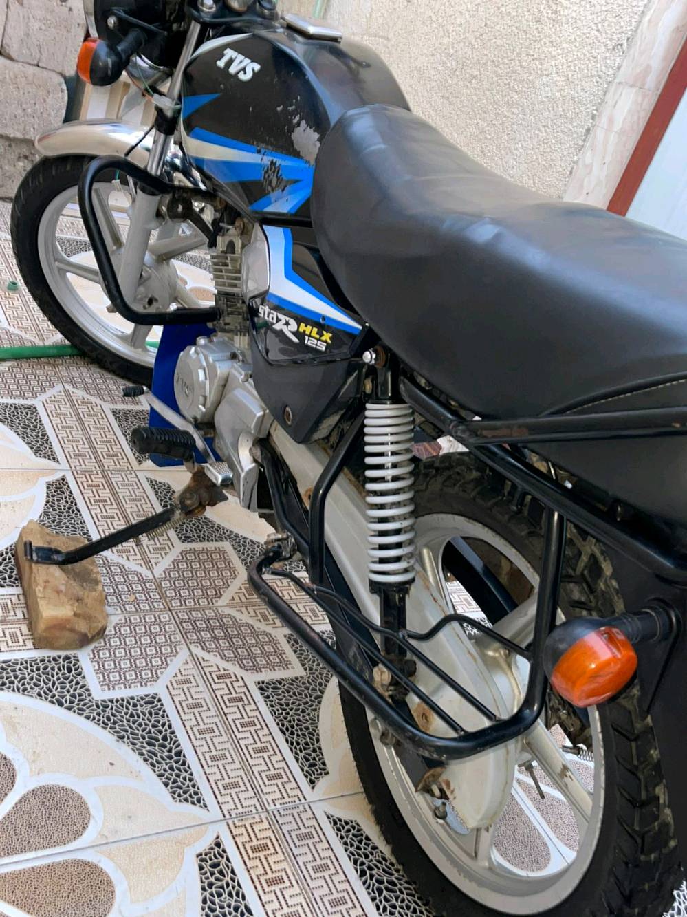 دراجه TVS موديل ٢٠ مكينه ع وضع الوكاله ما مفتوح بيهه برغي الدراجه نضيفه وكامله من كلشي معاملتهه كامله وكل وصولاتهه مدفوعه باقيه ع البصمه وتستلم سنويه ورقم بيع بمليون وميه...السعر1100 وبيهه مجال قليل أو مراوس مكاني البصره ابي الخصيب ***********