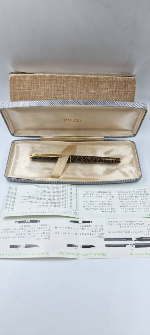 تحية طيبة  ،،، 
             #قلم_حبر_بايلوت_ماكي_ PILOT MAKE 
              الصنع : يابان اصلي  ، MADE IN JAPAN  ، 
    #جديد غير مستخدم  ، إنتاج #قديم  ، بالعلبة #الأصلية  ، 
           سلاية : مصنوعة من #الذهب عيار  18K/750  ، 
مصنوع من #مادة_الراتنج_الثمين / #نقشة_جلد_الفهد ، 
مورخ بتاريخ الصنع  ( 77) إنتاج السبعينات ، كامل #الملحقات  ، 
السعر : 235 الف ، 
يوجد توصيل  .


**إذا كنت صاحب هذا الإعلان وتريد حذفه لأي سبب، رجاءا أرسل رسالة إلى الدعم الفني**