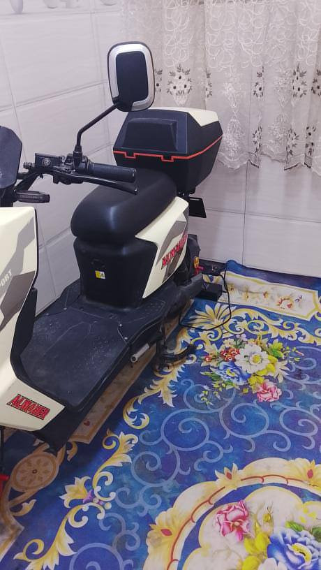 السلام عليكم دراجة سكنس ام عيون شحن ست بطاريات فول مواصفات صالهة شهرين من نازلا نضافتهة 100.100 سعر 650 بيهة مجال عنوان بغداد الكمالية رقم ***********
