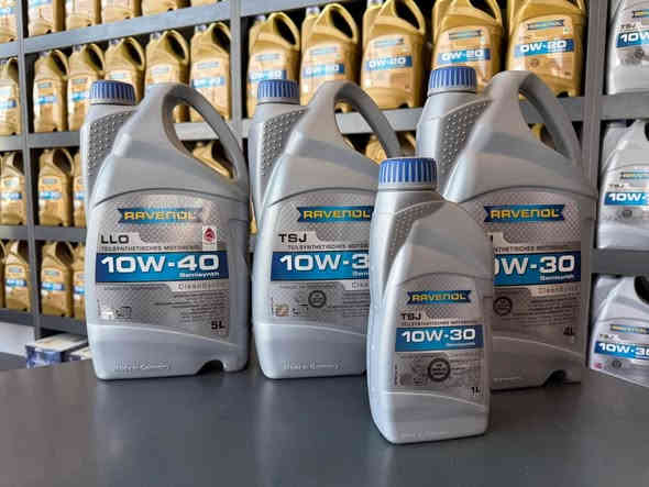 ✅ مميزات زيوت المحركات من رافينول (Ravenol):
 1. مصنوعة بتقنية ألمانية متقدمة
➤ تستخدم تقنية CleanSynto® التي تقلل الرواسب وتحافظ على نظافة المحرك.
 2. توفر حماية عالية للمحرك
➤ تقلل من التآكل، وتحافظ على عمر المحرك في الظروف القاسية.
 3. أداء ممتاز في درجات الحرارة المختلفة
➤ سواء في البرد القارس أو الحر الشديد، تبقى لزوجة الزيت مستقرة.
 4. اقتصادية في استهلاك الوقود
➤ تقلل من الاحتكاك داخل المحرك، مما يساعد في تقليل صرف البنزين.
 5. مطابقة للمواصفات العالمية
 كل هذا متواجد يمنا تيربو للزيوت والفلاتر 
الاسعار تختلف عن غيرنا بسعر الجمله 
العنوان
 الناصريه / مجمع تينا  مقابل الشموخ 
للاستفسار.    اتصل ليمته يعجبك اوراسل واتساب
***********
