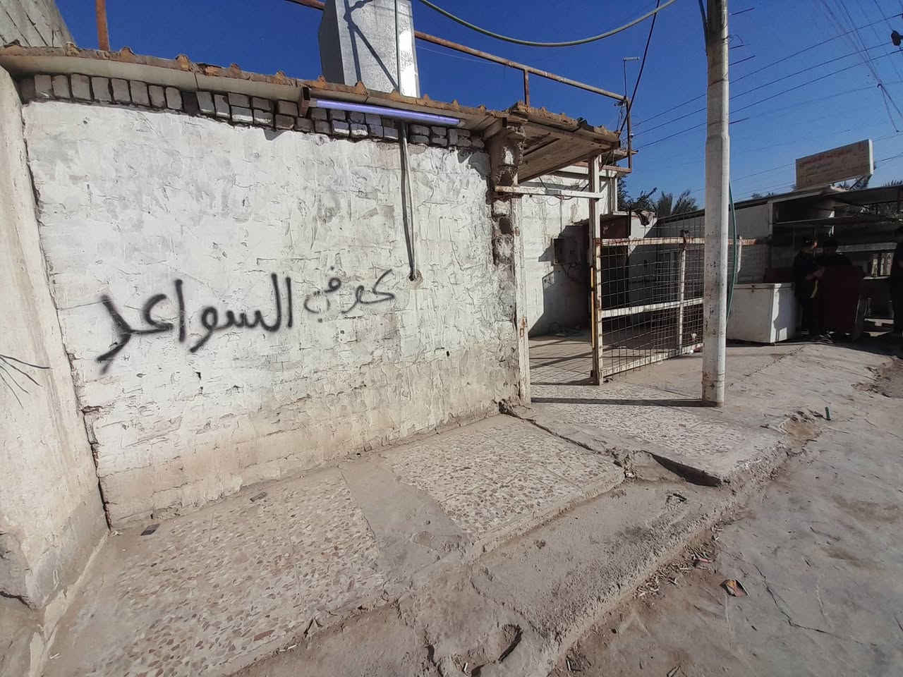 سلام عليكم كوفي للبيع كامله هيه والكاع والغراض الي بيها بلياردات ثنين نراكيل ٣٠ ميوزه دومنه ٧ تفصال درجه اوله تخامه ٤ تفصال جهاز بيني سبورت مفعل قنوات رياضيه  بلازما ١منضومه انترنيت كراسي ٢٠ تفصال  منضومه كامرات سبالت ٣ جداري جدد  صايره ركن وبيهه كشك ماجرينه المساحه 150 مشموله بل تطويب وأكو مساحه وره الكشك هم الك يصير بيه محلات تكدر تكبر الكوفي  العنوان الرشاد شارع التانكي قرب فلكة حي النصر السعر ٦٥ مليون وبيها مجال   للأستفسار الاتصال على الرقم ***********
