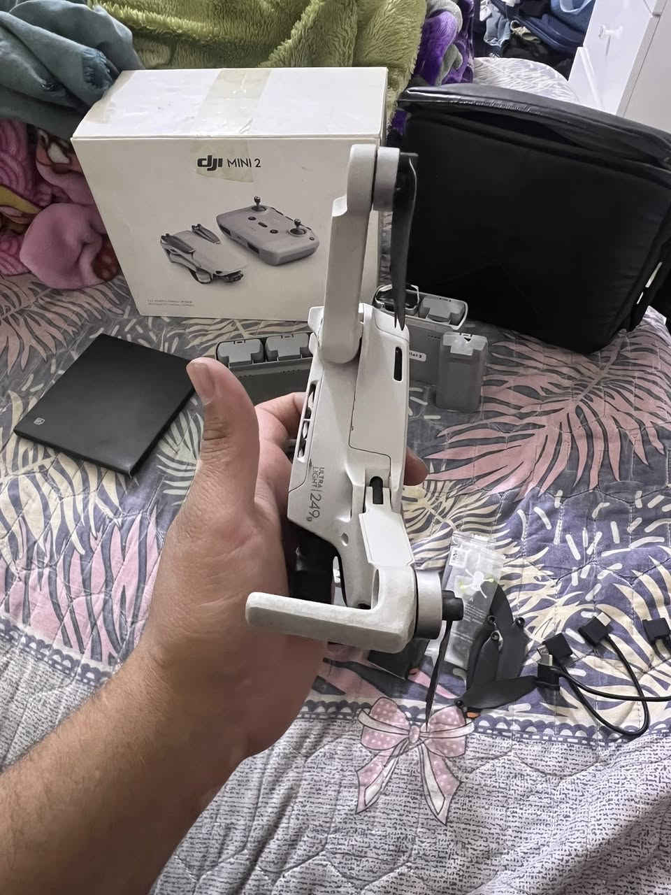 للبيع ادرون مني2 كومبو وياه 5مطاريات ووحده منهن ابلاس  درون نضيف بس بي فطر اصغير ولحمته سعره 550 ودورن انيو سعره 380ورقمي وتساب او اتصال ***********
