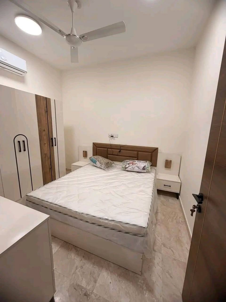 شقه Vip للايجار في حولي الجامعه 
صاله مطبخ وغرفتين نوم 

ط اول 

✅عدنا عروض أخرى 

✅ أسعار منافسة
✅ خيارات متعددة للسكن والاستثمار

  خيارك الأفضل دائماً

📌 ملاحظة:

إذا عندك شقة تحب تبيعها أو تأجرها، تواصل ويانا والباقي علينا.

المسوق العقاري أمير الزيادي 

📞 ***********
