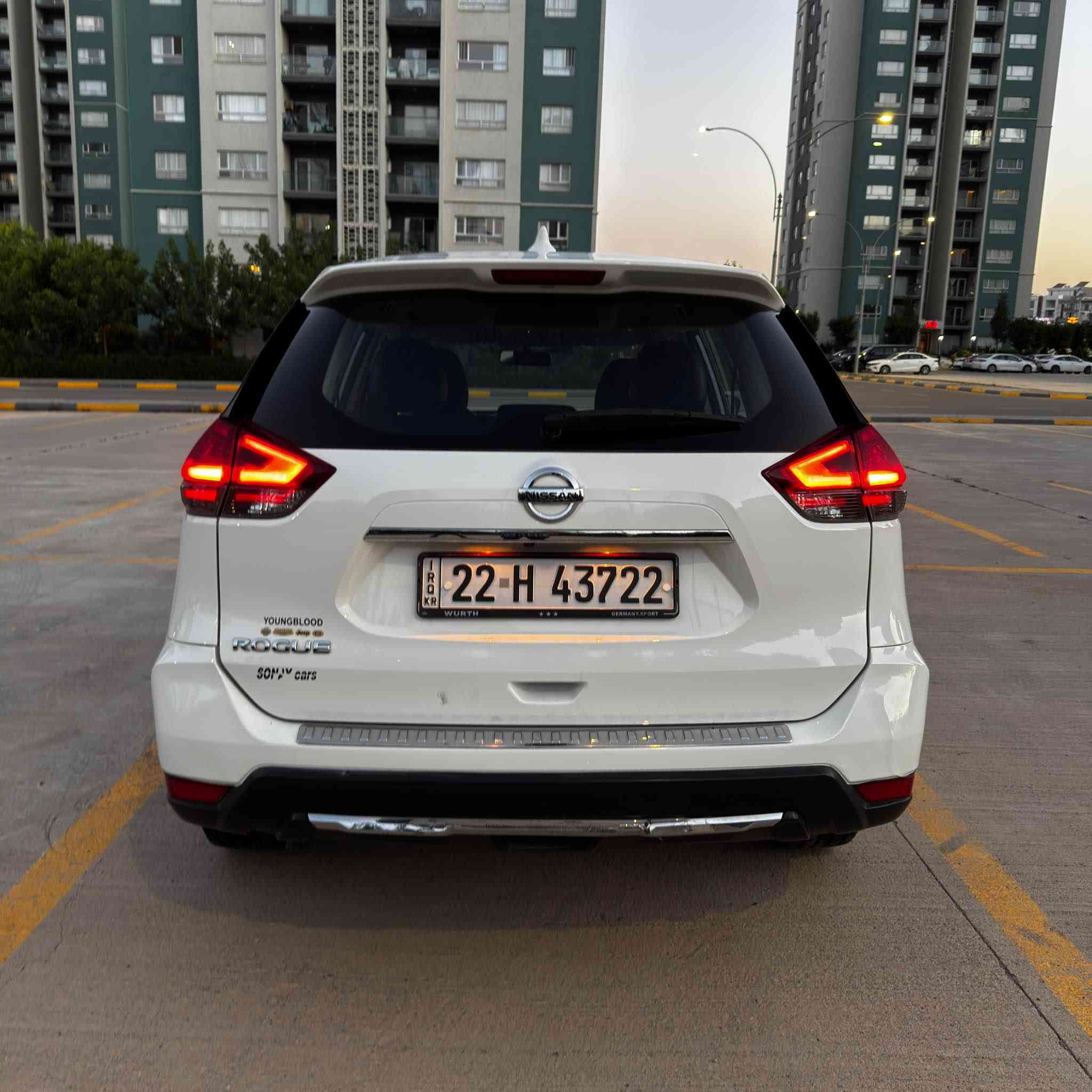 Nissan rogue 2017 S 
مواصفات s ( شاشە و کامیرا - حاسە - بلوتوس - تحدید سرعە - سوکان ڤۆلیوم - زۆر مواصفاتگ تر ) 

دوو سویجی بلادی لەگەلایە تەنها یەک جاملخی بۆیاخە بی ایرباگ بی ناو گرتن ماباقی هەموو گیانی بە شەرت 

شوین سلیمانی 
سعر 137 و مجال 
تلفون *********** السليمانية, العراق
