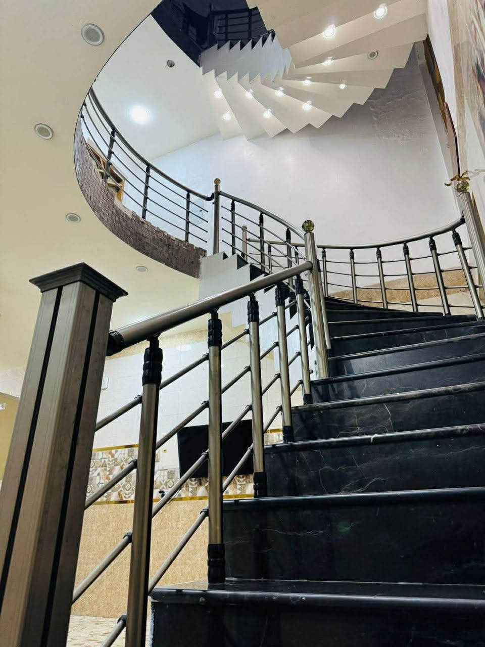 السلام عليكم دار للبيع مساحه 120 متر
ضياء الحلفي 
قرب ماركت البركه 
الفرع مقابيل افران صمون الحلفي
4 غرف نوم 
ستقبال وصاله 
4 حمامات 
طابقين ونص 
واجه 6 متر 
السعر 210 وبيه مجال بسيط الاستفسار 
***********
