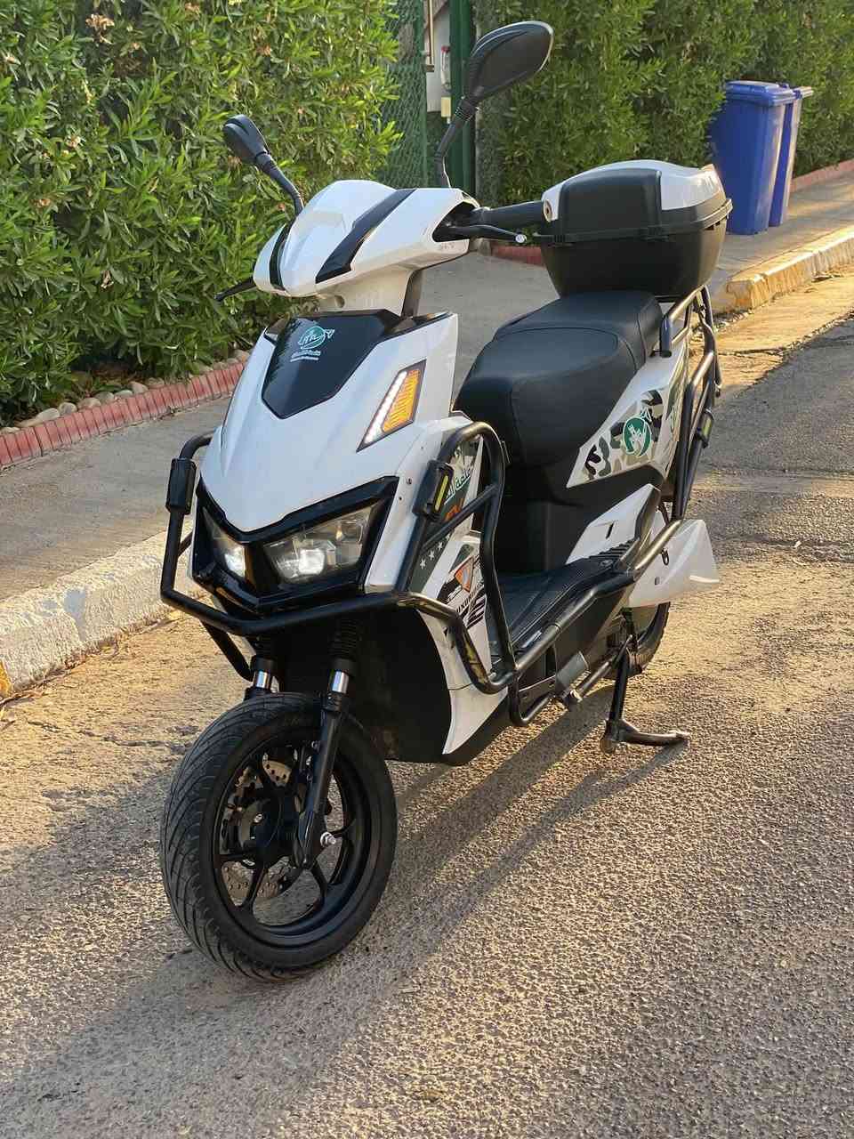سكنس شحن مدرع 2025 
6 بطاريات ع الفحص 
تمشي 50 كيلو واكثر بالشحنه الوحده 
ملف 2500
3 نمر سرعه كلش سريعه سرعتها 85 حقيقي 
لايت عالي ناصي زنون 
بريكات هايدوايك امامي خلفي 
بيها جنطه خلفيه واسعه 
بيها بك ( الرجوع للخلف )
بيها بارك 
بيها نفص الجاملغ الامامي وشويه لحيم للدرع يرادله شويه ترتيب
سعر 575 
مكاني اليرموك او العامريه 
رقمي ***********
