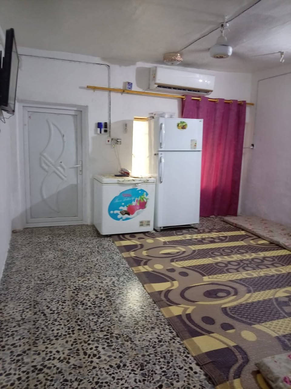 السلام عليكم يوجد بيت للبيع خلف مقام النبي يونس بشارعين المساحه 96 يحتوي على طابقين الطابق الاول يحتوي على استقبال وصاله ومطبخ ومساحة بيت وتخاريج والطبق الثاني يحتوي على غرفتين وصاله للتواصل على الرقم التالي ***********  ***********
