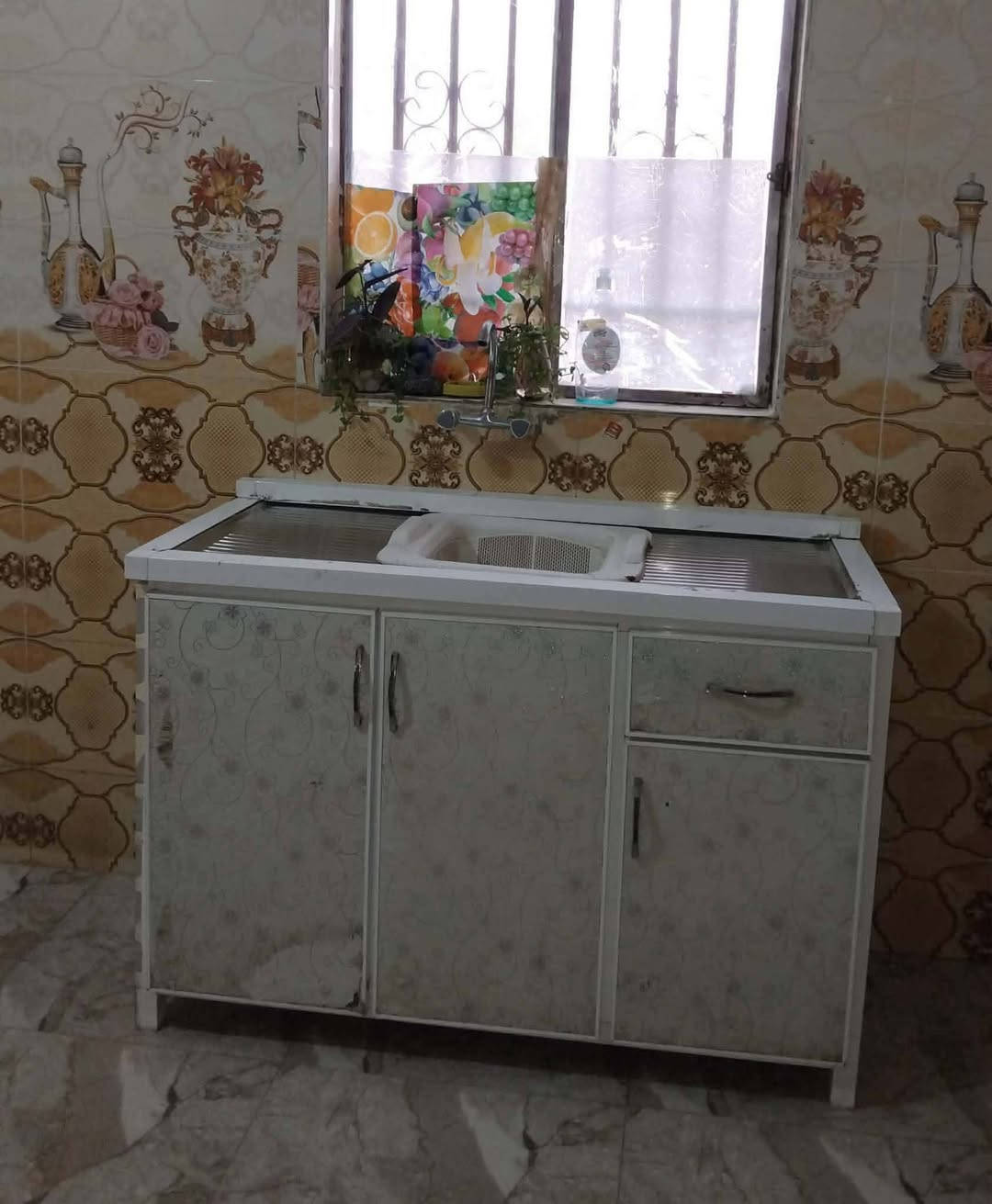 السلام عليكم يوجد كاونتر افصال الألمنيوم مستخدم نظيف 
مع سنك للبيع والسعر 300 ألف العنوان الشرقاط 
*********** إتصال وتحياتي
