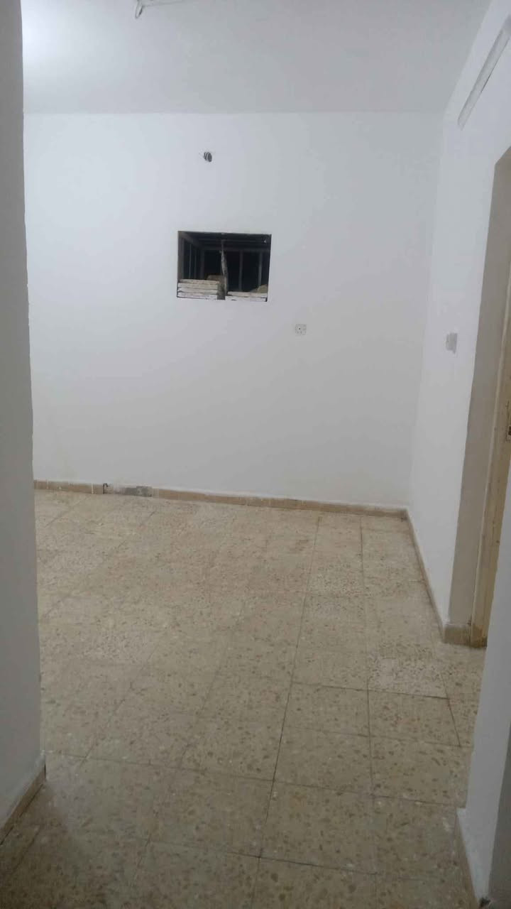 شقه لايجار في المعهد الفني مساحته ١٢٠ للإستفسار الاتصال على الرقم *********** عمارة, ميسان
