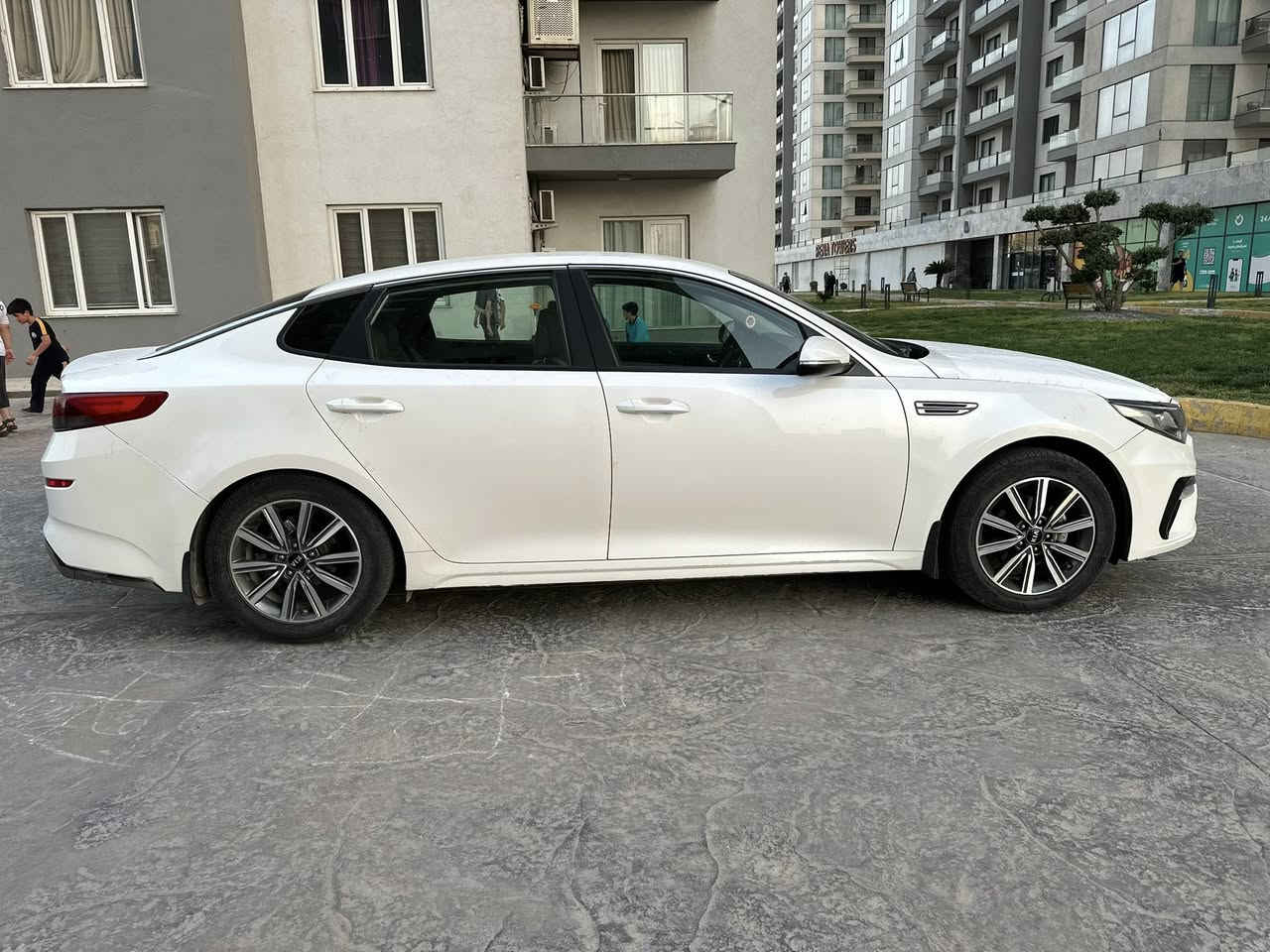 السلام عليكم
KIA OPTIMA 2020 للبيع 
السياره وارد خليجي يعني مكينه دوش 2400 cc المرغوب السياره مكفوله من الصبغ ماعدا تعديل بوارد بسيط .
كير و مكينه بشرط برغي ممفتوح بيها ✈️ تبريد ثلج ❄️ 
مواصفات ستندر مري شفط تحكم ستيرن جهتين بدون فتحه و الكشنات بلادي مخمل اني مغلف الكشنات جلد درجه اولى بلادي .
رقم اربيل سنويه و هزه جديدات تحويل ثاني يوم بشرط .
سعر السياره 165 ورقه و عنواني اربيل و رجائا الي ميعرف بل سياره ليكسر بحلال العالم بل تعلقيات لان وارد الخليجي كلش قليل و مرغوب .
للاستفسار اكثر هذا رقم تلفوني *********** متوفر اتصال و واتساب
