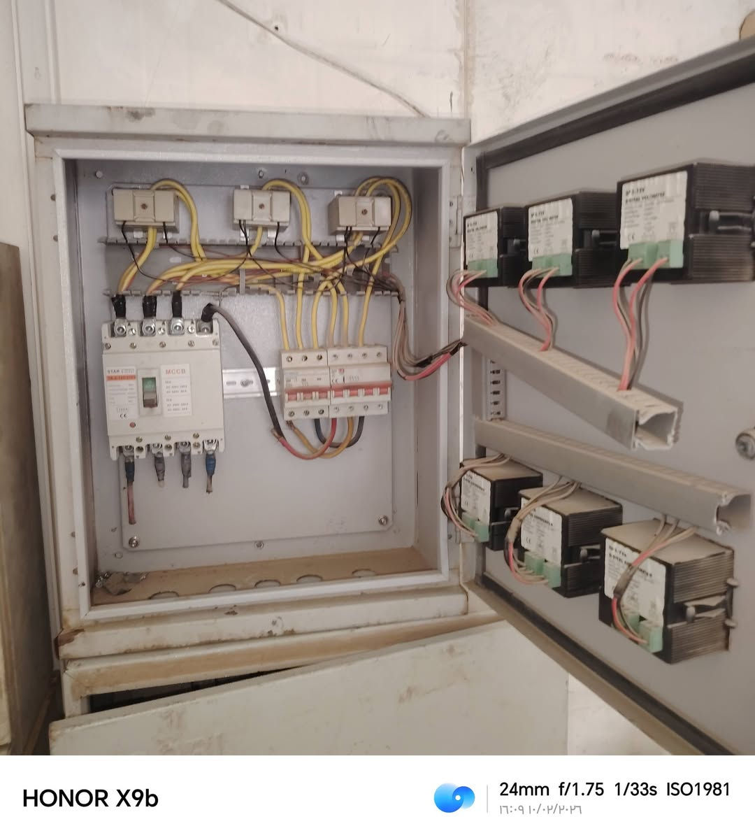 السلام عليكم رافعات وخافضات كهراباء البيع شلعه
***********
***********
