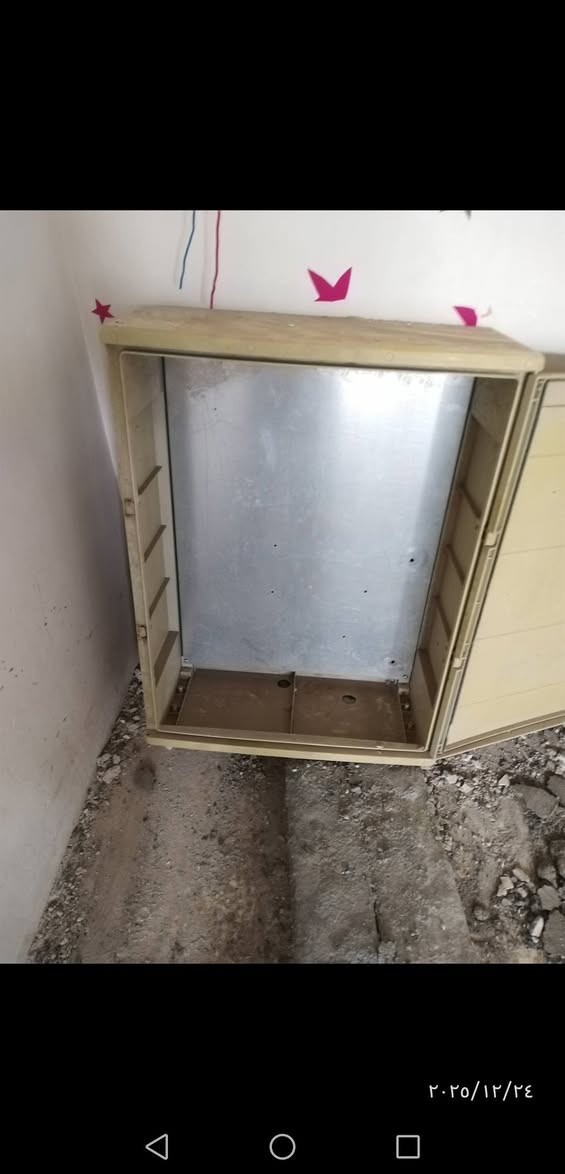 كيبلات احد ٢ في ١٠ ٩ متر والثاني اربع خطوط اب ٢ ونص ٥٠ كلهن والبوردات واحد ٥٢ واذا كله ٦٠ اتصال ***********
