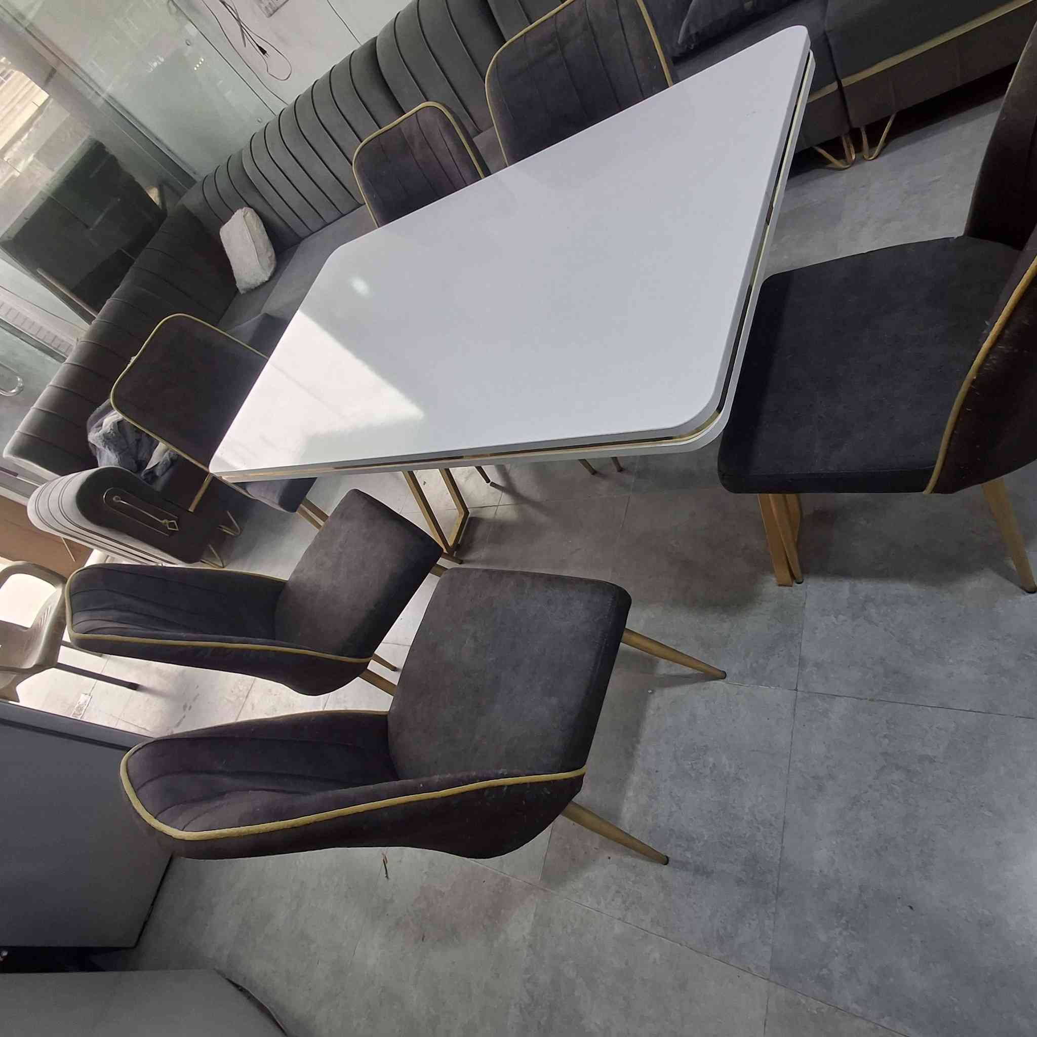 السلام عليكم ميز طعام ٦كراسي تركي فول نظافه واصل للمنزل داخل أربيل رقم تواصل وتساب ***********
