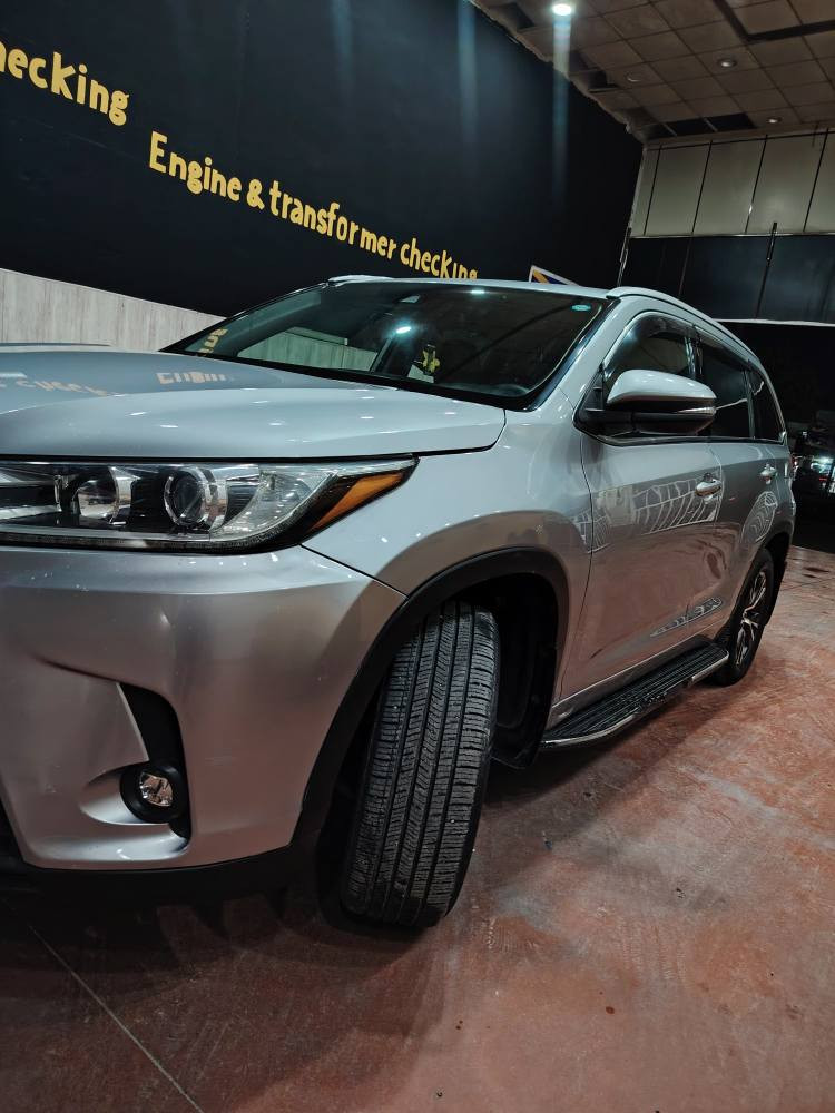 تويوتا هايلاندر le
موديل 2018
لون سلفر قطعه وحده صبغ مكينة وكير بالشرط 
مكان السيارة كركوك دفتر بانزين بيها 
*********** كركوك, العراق
