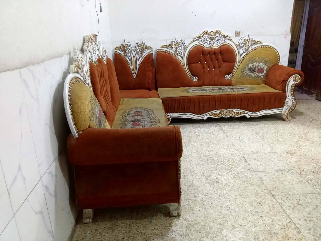 ديوان ملكي7.مقاعد نظيف
سعره 135 وبي مجال لبياع 
يوجد توصيل بكروه ب واتساب
***********
