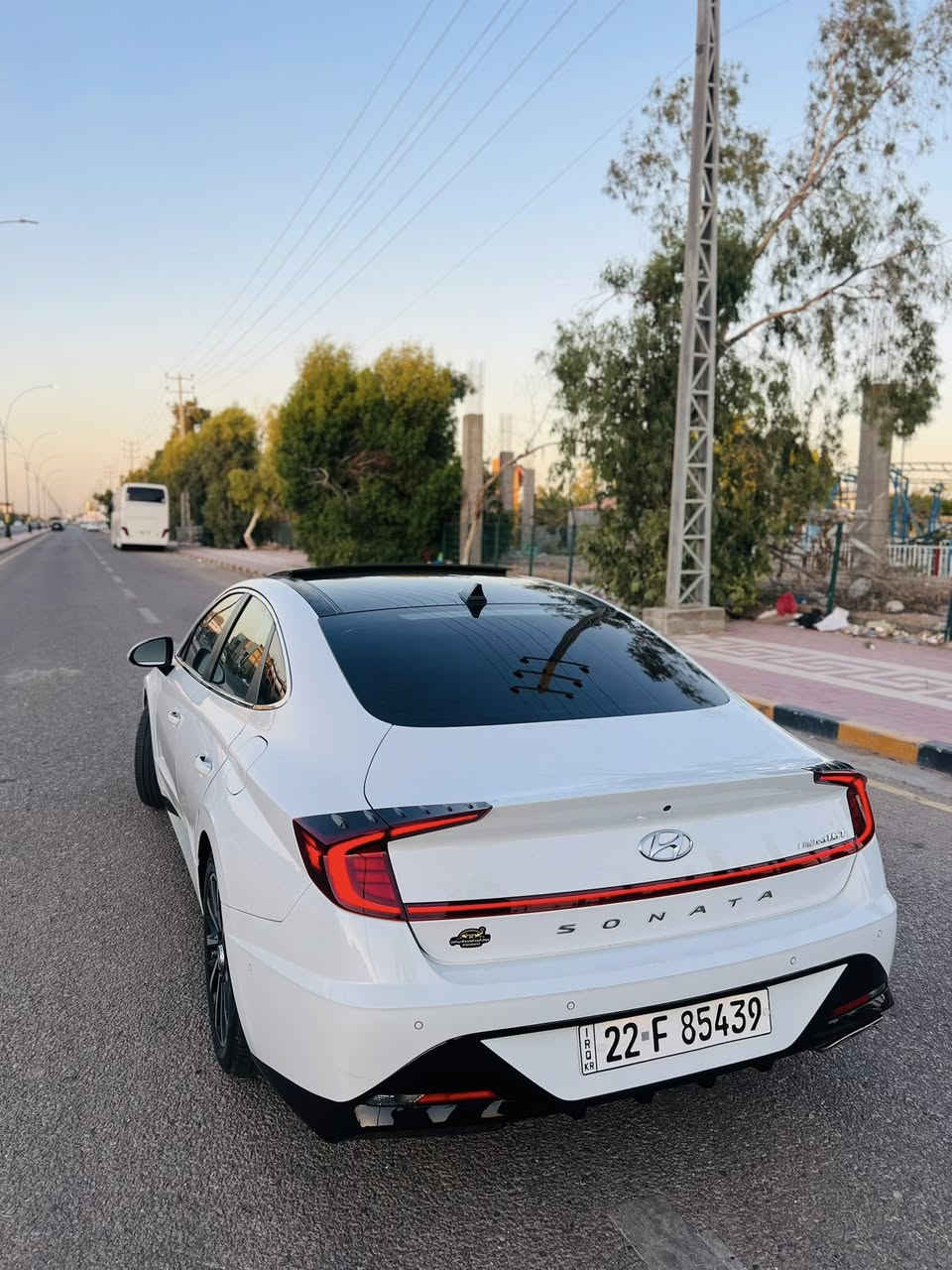 سوناتا2021

للبيع سوناتا 2021 1.6t – أعلى فئة (Limited)

سيارة نظيفة جداً وفول مواصفات 

 • محرك 1.6t لتر  (فول اقتصاد)

 • گير أوتوماتيك 8 سرعات

 • صرفية بنزين قليلة جداً ومناسبة

            (720) كيلو تمشيك بالتفويلة 

🔹 المواصفات الخارجية:

 • لايت 4 عدسات LED  أمامية وخلفية

 • فتحة سقف بانوراما

 • ويل كب شكل رياضي

 • حساسات أمامية وخلفية

 • كاميرات 360 درجة

      •    تتقدم و ترجع بالريموت 

🔹 المواصفات الداخلية:

 • كشنات جلد مشمشي خياط

 • تبريد وتدفئة للمقاعد الأمامية

      •    تدفئة ستيرن

 • شاشة عدادات رقمية كبيرة 12.3 إنج

 • شاشة وسطية 10.25 إنج

 • نظام صوت BOSE ( حفلة )

 • داتا شو (HUD)

 • تشغيل بصمة + دخول ذكي

      •    تشغيل عن بعد اكيد موجود 

      •    انارة داخلية 7 الوان للدشبول و الابواب

🔹 أنظمة الأمان:

 • رادار أمامي

 • تثبيت سرعة ذكي

 • تنبيه النقطة العمياء ويعرضها بالشاشة ( بالعينة ) 

 • نظام الحفاظ على المسار

 • فرامل طوارئ تلقائية

السيارة أعلى فئة و اعلى مواصفات و دشبولها لونين 

صور الحادث موجوده بلمنشور

ماشية 100 الف كيلو 

السعر 168 ورقة وبيها مجال كلش قليل 

***********

مكان السيارة نجف
