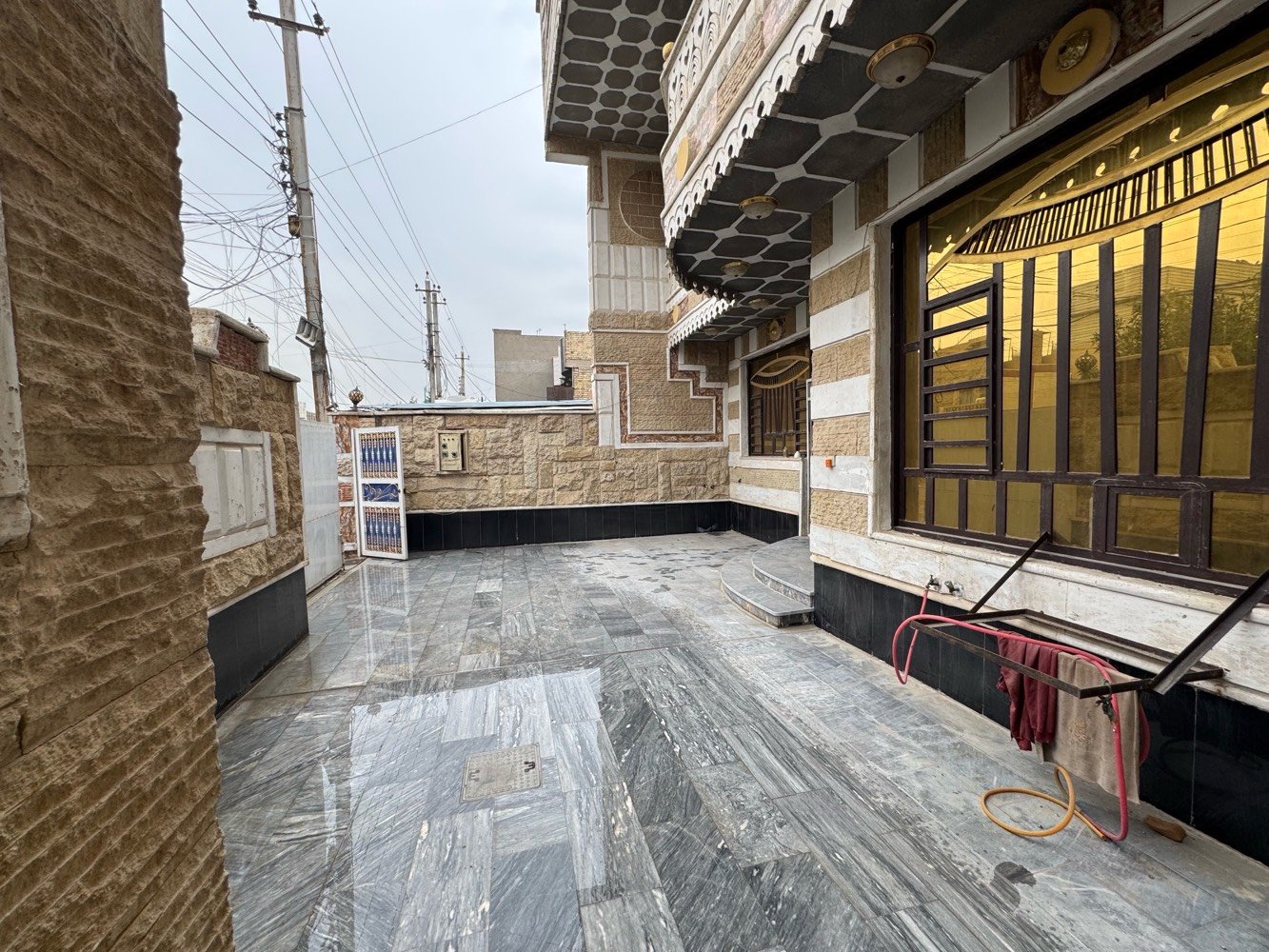 بيت مساحته 200. | 10*20

وجه البيت كله حجر  وبناء البيت 2020 

الطابق الارضي : حديقه خارجيه كراج ياخذ سيارتين.   استقبال وصاله ومطبخ وغرفة نوم. وحمام ومنور عدد 2 وحمام خارجي 

الطابق الاول : 3 غرفه وحده منهن ماستر جبيره وصاله وحمام ومخزن صغير 

الطابق الثاني : غرفه نوم وحده وسطحين

الوقع : الشعب خلف سوك شلال وبصف سوك الصبح صاير افرع عريض عرضه 25 متر.  