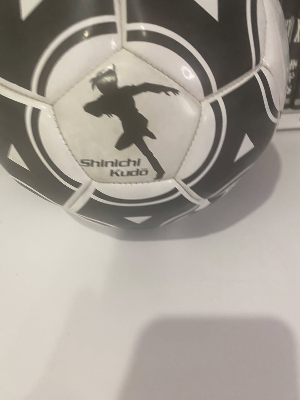 كرة قدم أصلية مرخّصة من سلسلة المحقق كونان (Detective Conan) إصدار 1996.
تحمل حقوق رسمية باسم المؤلف Gosho Aoyama والناشر Shogakukan واستوديو TMS، مع توزيع SEGA.
تُعتبر من الإصدارات المبكرة النادرة المرتبطة ببداية عرض الأنمي.
قطعة مميزة لهواة جمع منتجات كونان القديمة.


**إذا كنت صاحب هذا الإعلان وتريد حذفه لأي سبب، رجاءا أرسل رسالة إلى الدعم الفني**