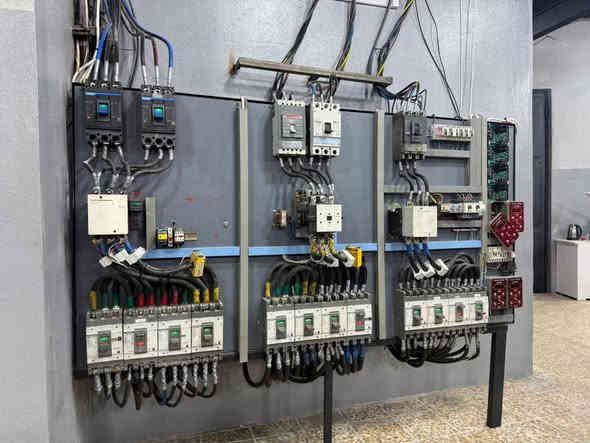 ⚜️مولدة تجارية للبيع ⚜️

الموقع : حي القوسيات 
الحمل : 1600.امبير قابل للزيادة لحد 2000.امبير
عدد المحركات : 4 بدون اي نقص مع نظافة 100%
مميزات المحركات 
كاتم للصوت مع تبريد مبردات عاصفة مع حوض تبريد كبير 
الايجار : حسب الاتفاق مع صاحب الارض

للاستفسار اكثر عن السعر او غيره 
مراجعة المكتب او الاتصال على الأرقام التالية 

                         عقارات دعاء الخير 
حي العربي الشارع العام قبل تقاطع العريان
***********
***********
***********
