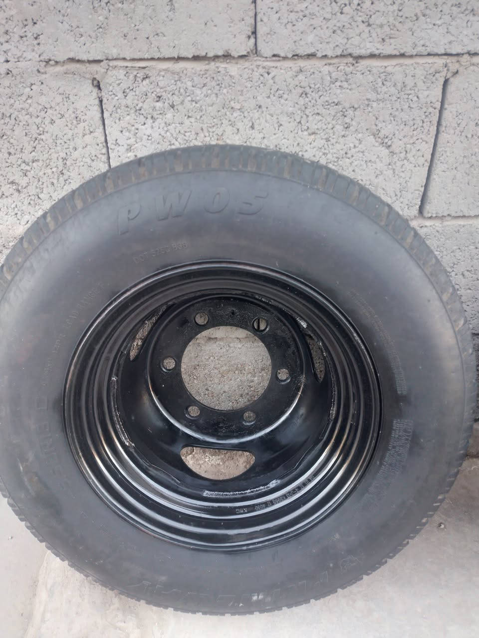 السلام عليكم تواير للبيع الحجم ١٣ العدد خمسة التايرات كوري نضيفات يرهم للفحل وللنثية السعر ميتين وخمسة وعشرين وبيهن مجال للشراي اتصل وبيك خير وتدلل ***********
