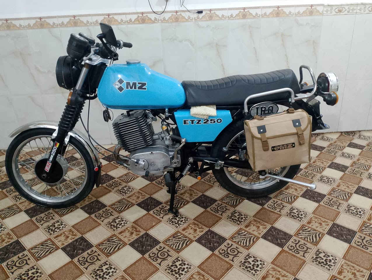 سلام عليكم من رخصة مدير كروب دراجه امزت 82 للبيع دراجه لونه سمائي تعمير جديد بيه لحيم خشم ولحيم صوب واحد جوه الكشن دراجه شاصي كلش حلو 
مكينه سايس 3 
مكينه تعمير جديد صار 15 يوم كله گيره من الاول الى  الخامس كله جديد 
كهربائيات فول كابرتير جديد بدون 
عنواني سماوه 
سعر 3ملاين وبيه مجال 
للاتصال ***********
تحياتي للجنايه
