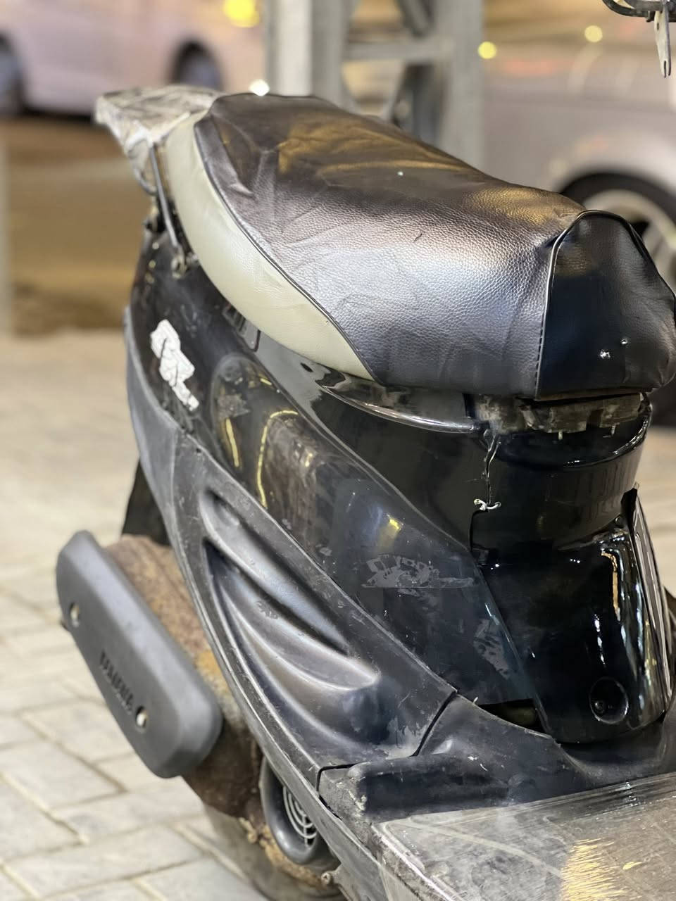 دراجة ياماها تسع زروف
‏
‏الدراجة نضيفة وجديدة بجيس، استخدام كلش قليل، مال وكيل وما صارلهة هواي طالعة.
‏المكينة ما مفتوحة، والكابريتة بلاد، كلشي بيهة بلاد وعلى هيئة الوكالة.
‏المكينة صوتهة كلش ناعم 
‏
‏الكهربائيات كلهة شغالة:
‏سلف – أشاير – لايتات
‏بريك ورة وبريك كدام كلهن شغالين تمام.
‏
‏
‏التايرات جدد.
‏الدراجة ما تحتاج شي وجاهزة.
‏
‏السعر 275 نهايتهة، ما بيهة أي مجال رجائن.
‏اقرة الوصف زين، إذا عجبتك الدراجة وعجبك السعر تتصل علي وكل الهلا بيك.
‏
‏ المكان: البصرة الجزائر
‏ ***********
