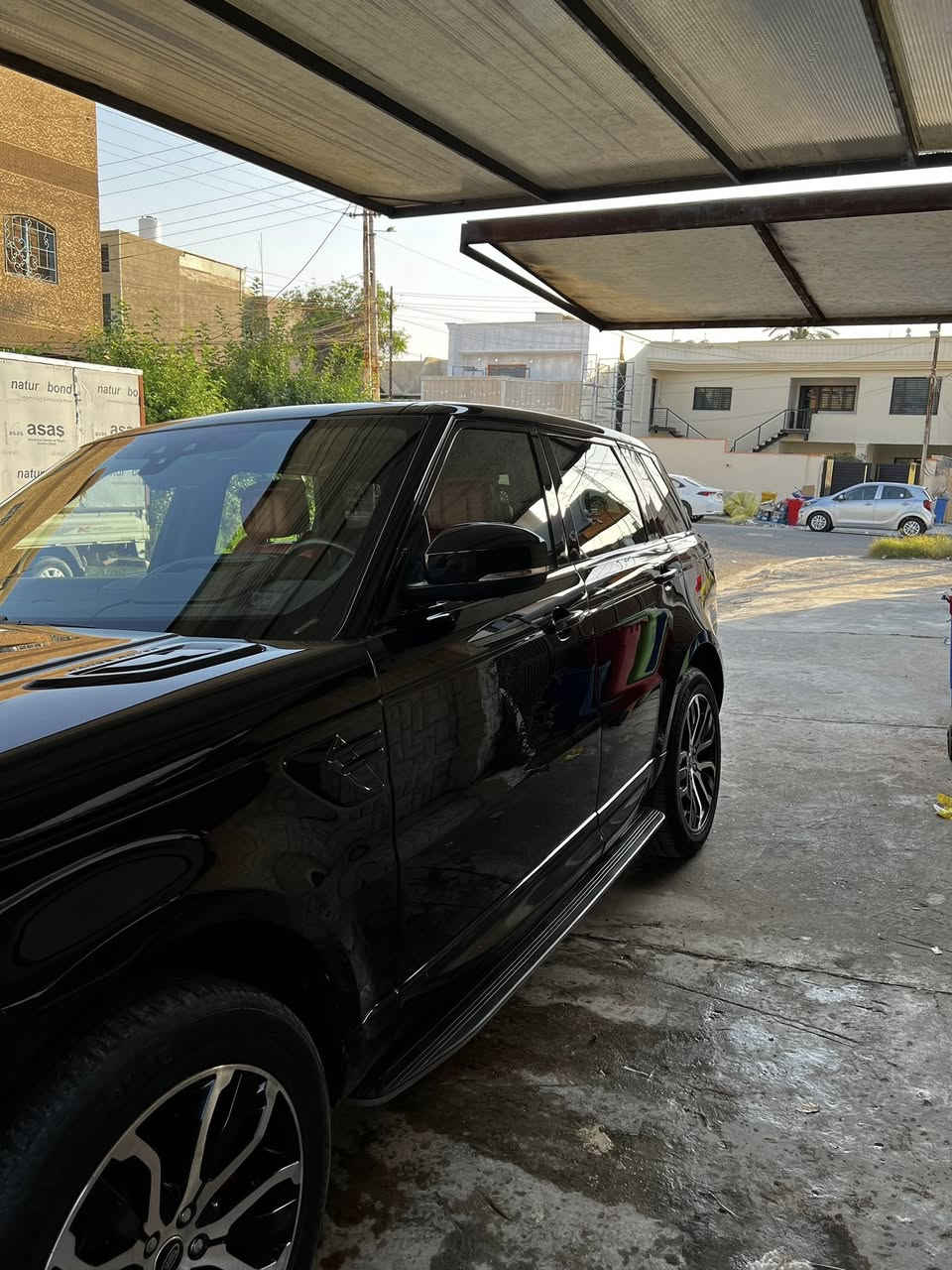 السلام عليكم 
رانج روفر سبورت 2019 SE
السياره حادثه فقط دعاميه وبغداد انطخت من وره 
وصار بيه بس صبغ اربع اصابع فوك الايت الخلفي
السياره بدون ايرباك
ماشيه فقط 47 الف ميل
السياره مواصفاته معروفه ميحتاج اذكره 
قماره حديد 
غرفة كامله مبدله بدبي فول تحكمات بلمقعد
رقمه بغداد مميز 
عارضه 340 وبيه مجال
رقمي للتواصل ***********
