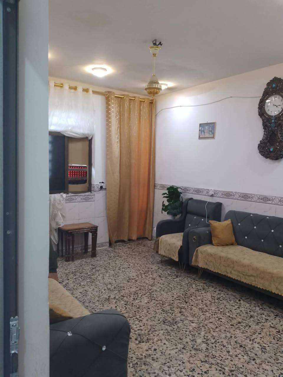 سلام عليكم دار للبيع مساحه 72متر طابو صرف مكانه شرطه الخامسه ركن شارع عريض 20متر طابقين ونص  بي اربع غرف نوم ومطبخ 2وحمامات  وصاله ويصير يتاجر الفوك وحد وجوه وحد  للاستفسار الاتصال برقم ***********
